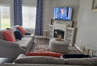 Charming & Spacious 3BR House allows 18 year olds to book a room