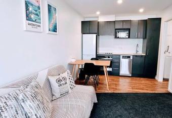 Short Drive to Queenstown CBD - Cosy Guesthouse with Private Entrance and King Bed has Balcony rooms