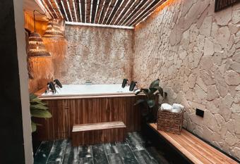 LUXURY PALACE POBLADO MANILA has rooms with a private hot tub