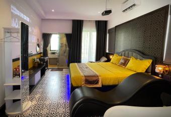 Punita Hotel has rooms with a private hot tub