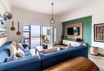 Spacious Seaview Getaway has Balcony rooms