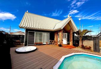The No.10 Sunrise Beach              has rooms with a private hot tub