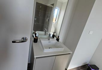 Private Master Bedroom with Ensuite in Officer allows 18 year olds to book a room