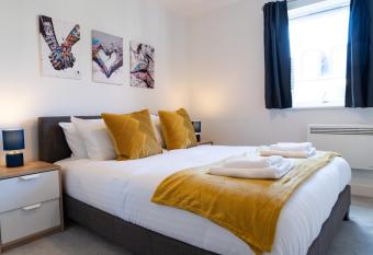 Entire 2 Bedroom Modern Apartment Central Parking Riverside has Balcony rooms