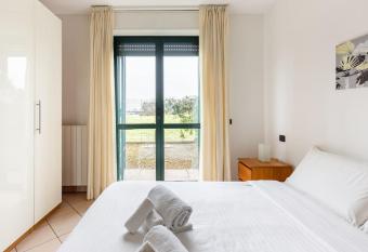 Accogliente Bilocale con Giardino e Parcheggio allows 18 year olds to book a room