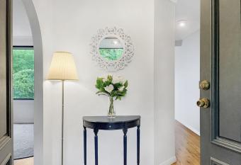 Tranquil Leura Escape: Cozy Fireplace & Gardens has Balcony rooms