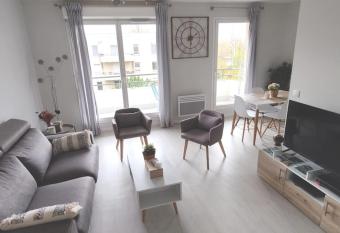 Apartment at only a few steps from Stade de France and 10 min from RER-B has Balcony rooms
