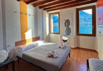 renzo e Lucia lake view apartment has Balcony rooms