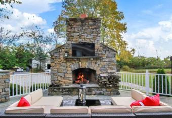 Beautiful Equestrian Estate home w/ Hot Tub! has rooms with a private hot tub