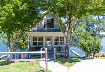 House #05 Reel'M Inn (No Pets) Private Pier allows 18 year olds to book a room