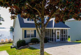 House #06 Heart of the Bay (Pet Friendly) Private Pier allows 18 year olds to book a room