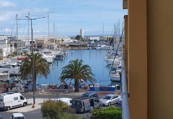 Canet au calme has Balcony rooms