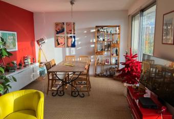 Bel appt de 95 m2 avec vue sur La d  fense/Paris has Balcony rooms