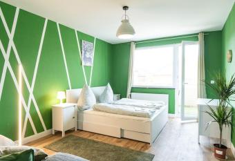 Nature inspiration Apartment with Balcony & Grill BBQ in Duisburg Mitte Central Station 10 Mins & Big TV with Photo Lights has Balcony rooms