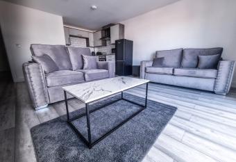 Elegant City Apt: 1-BR Luxury allows 18 year olds to book a room