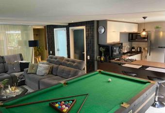 Apartamento J  nior allows 18 year olds to book a room