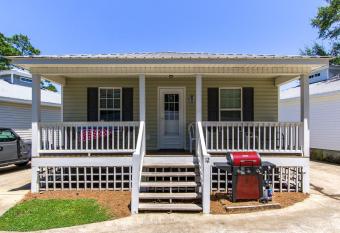 House #12 Sweet Home Alabama ( pet friendly) Pool View allows 18 year olds to book a room