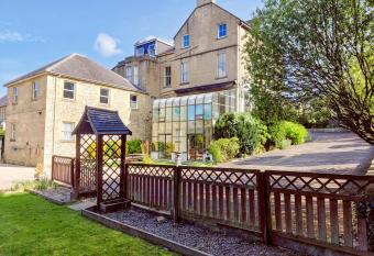 Wentworth House - Free Parking allows 18 year olds to book a room