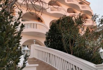 Villa Bellevue has Balcony rooms