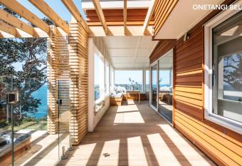 Onetangi Belle - Coast & Country has rooms with a private hot tub