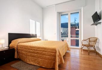 Casa mare Levanto 1 allows 18 year olds to book a room