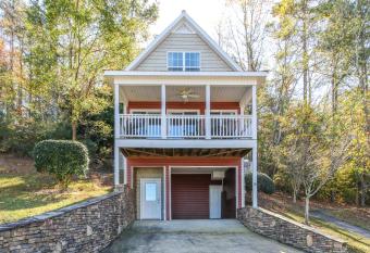 House # 15 Lakin' it Easy (no pets) Lake View allows 18 year olds to book a room