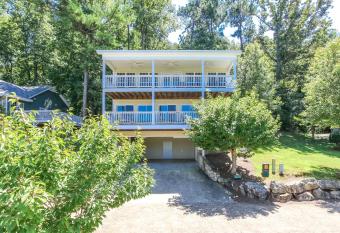 House #16 - Weiss Decision - (No pets) Lake View allows 18 year olds to book a room