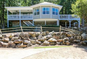 House #17 On The Rocks (no pets) Lake View allows 18 year olds to book a room