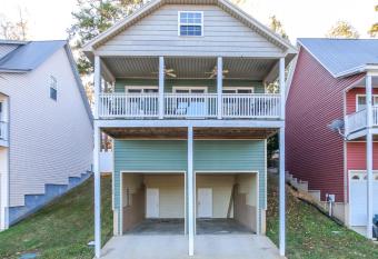 House # 26 Bay Bungalow (pet friendly) Lake View allows 18 year olds to book a room