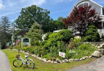 Caretakers Apartment-Split level w/ European Bath allows 18 year olds to book a room