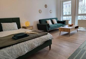 Studio-Priv.Parkplatz-Balkon-Wlan-Netflix-SmartTV has Balcony rooms