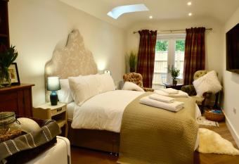 Barton Hollow has Balcony rooms