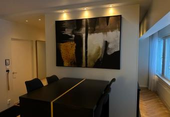 Rewell Suite - Central location and nice view! allows 18 year olds to book a room