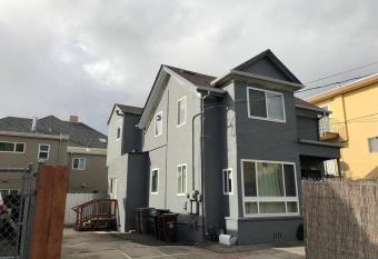 Victorian Oasis: Charm & Convenience Near Lake Merritt has Balcony rooms