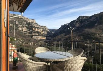 Haut de villa has Balcony rooms