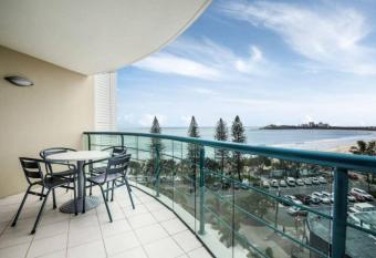 Landmark Resort Mooloolaba 4th Floor Apartment with a View has rooms with a private hot tub
