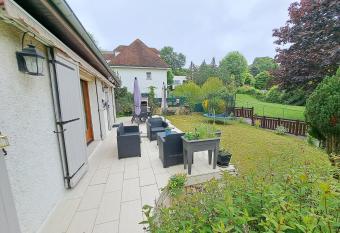 L   cureuil parisien Maison de charme avec jardin proche Paris has Balcony rooms