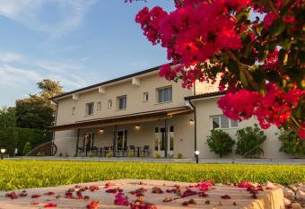 Agriturismo Ca  Manzato allows 18 year olds to book a room