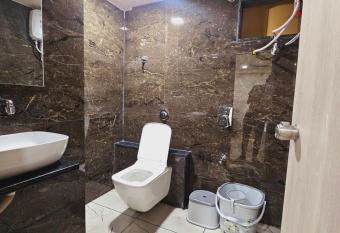 HOTEL R K VILLA has rooms with a private hot tub