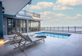 Entire Home in Sheffield Beach has Balcony rooms