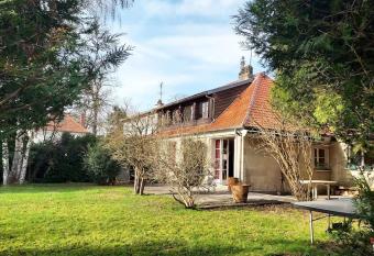 Maison dans parc priv   (JO 2024) has Balcony rooms