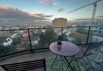   lys  e Lumi  re R  sidence Prestige Paris-La D  fense has Balcony rooms