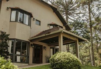 Pousada Caracol has rooms with a private hot tub