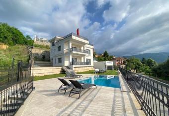 White Home Sapanca allows 18 year olds to book a room