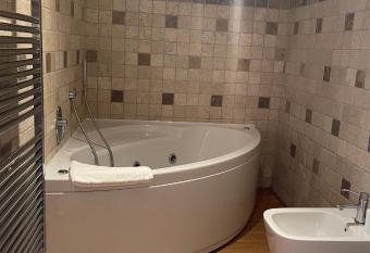 La Quintessenza del Borgo has rooms with a private hot tub