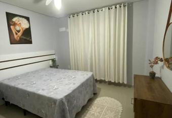 Aconchegante AP a 750 MT da Praia do Gravat   de Navegantes - 6,9 km Beto Carrero - Pr  ximo a Balne  rio Cambori   has Balcony rooms