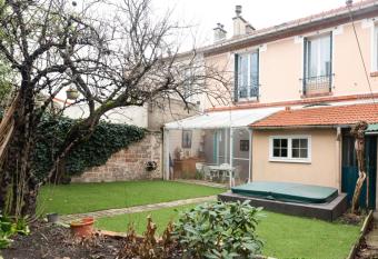 Lovely island of calm with jacuzzi has Balcony rooms