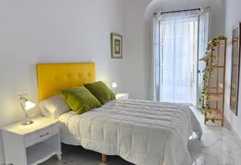 Don Roman Suites en pleno centro allows 18 year olds to book a room