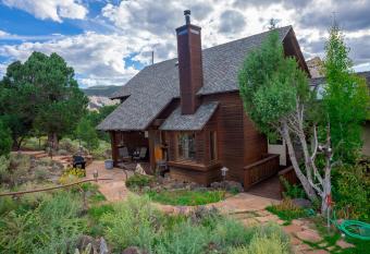 Tiny Creek Retreat has Balcony rooms