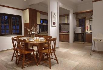 Bearhill Hideaway 16Pax 6BR Bathtub Spacious Loft has rooms with a private hot tub